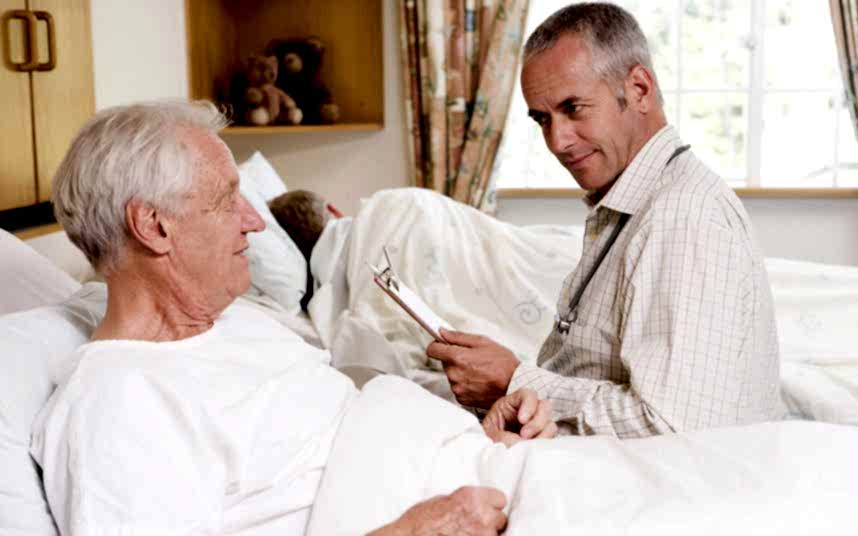 осмотр пожилого с артритом